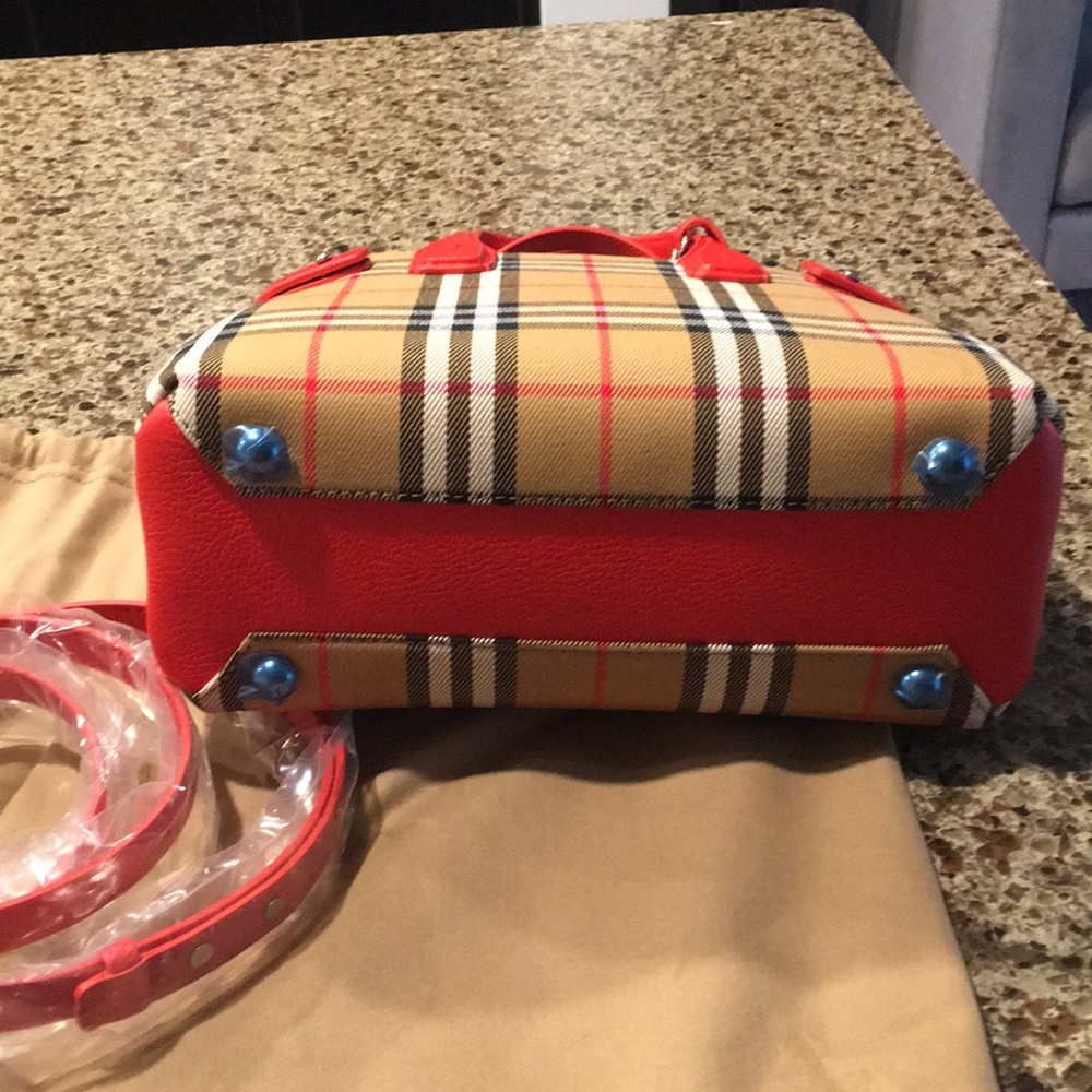 Sold NWT Burberry Vintage Banner - Picture 2 of 8